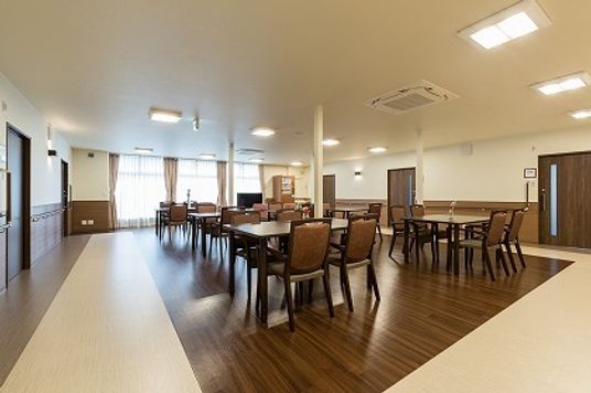 木の床が広がる室内