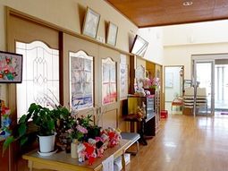 明るいエントランスの様子