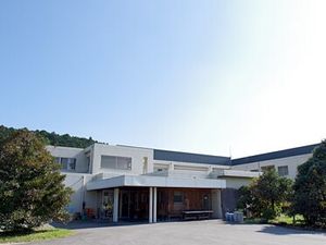 明るい外観の建物エントランス