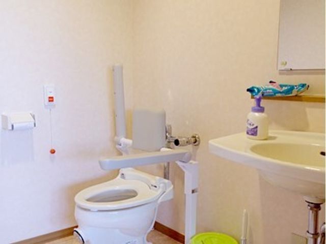 手すり付きトイレの洗面所 トイレ 快適な安全設計のトイレです。手すりが設置されており、お一人でも安心してご利用いただけます。