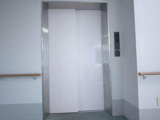 手すり付きのエレベーター