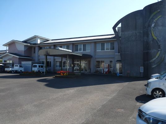 広々とした施設の外観