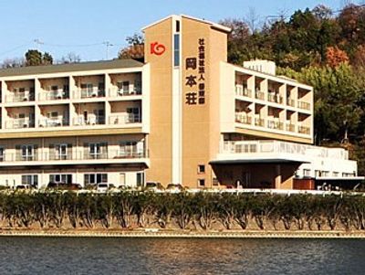 自然に囲まれた建物外観