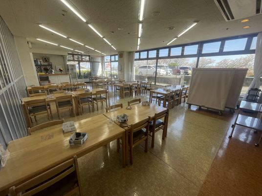 日差しの入る食堂
