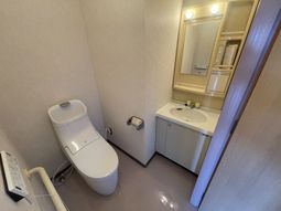 清潔なトイレと洗面台