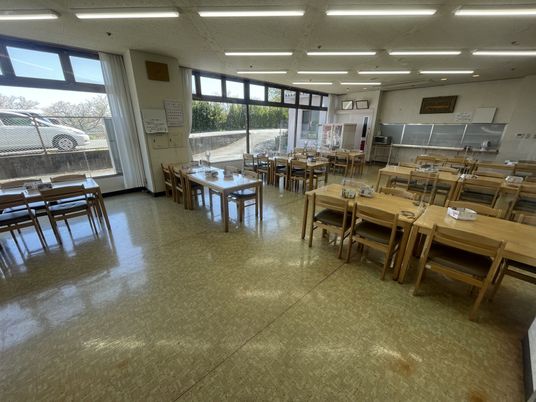 自然光が差し込む食堂
