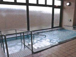明るい浴室の入浴スペース