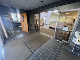 開放的なエントランス