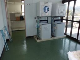 洗濯機と窓のある空間