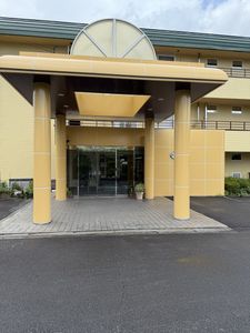 明るく広々とした施設外観