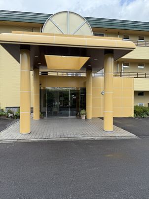 明るく広々とした施設外観