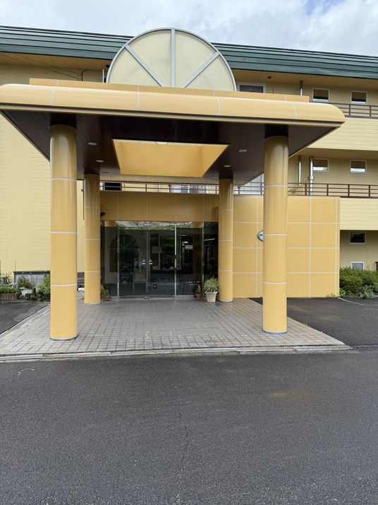 明るく広々とした施設外観