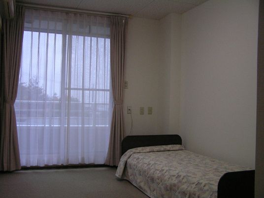 明るい個室の居室