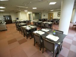 食堂の整ったテーブルセット