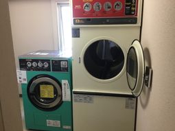 洗濯機と乾燥機が並ぶ空間
