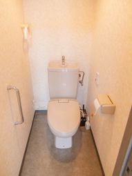 トイレ設備の清潔な室内