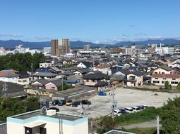 街並みと山々の景色