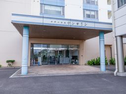 明るいエントランスの外観