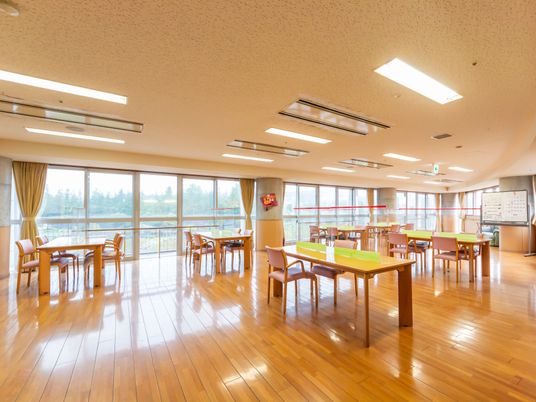 広々とした明るい食堂
