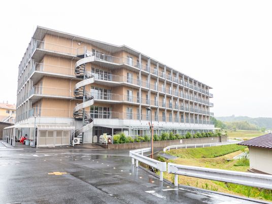 広々とした施設外観
