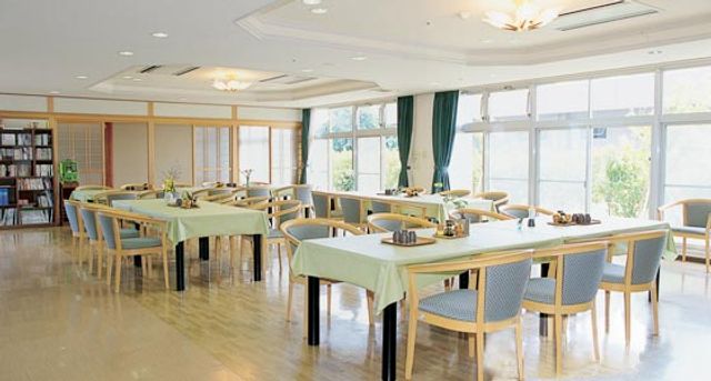 明るい空間の食堂 食堂 自然光が差し込む広々とした食堂です。椅子が並び、食事や会話を楽しむ場として最適です。