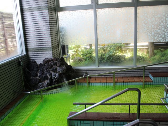 明るい室内の浴室 浴室 自然光が差し込む浴室です。手すりが設置されており、安全に快適な入浴が楽しめます。