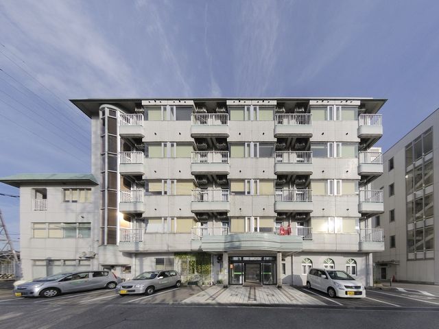 外観の様子 外観 青空の下、すっきりとしたデザインの外観です。公共交通機関からのアクセスが良く、通勤しやすい立地です。