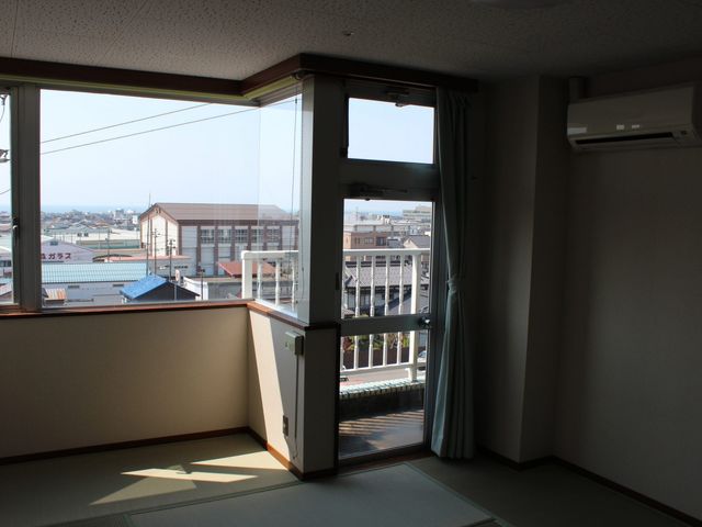 自然光が入る居室 居室 明るくて眺めの良いスペースです。窓からはベランダに出ることができます。