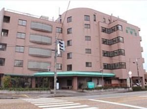 茶色の外壁が特徴的な建物