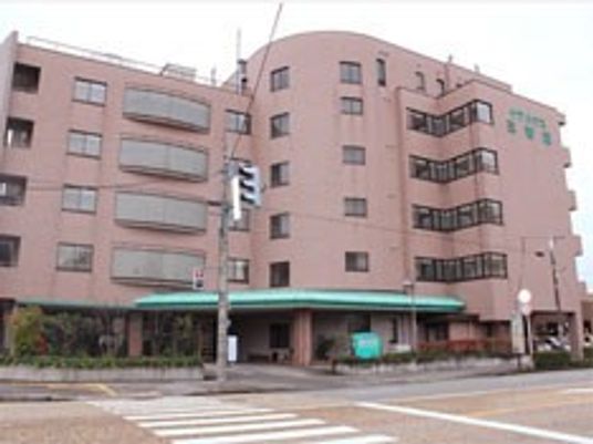 茶色の外壁が特徴的な建物