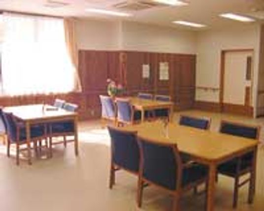 自然光が入る空間のラウンジ