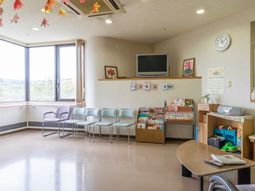 待合室の明るい空間