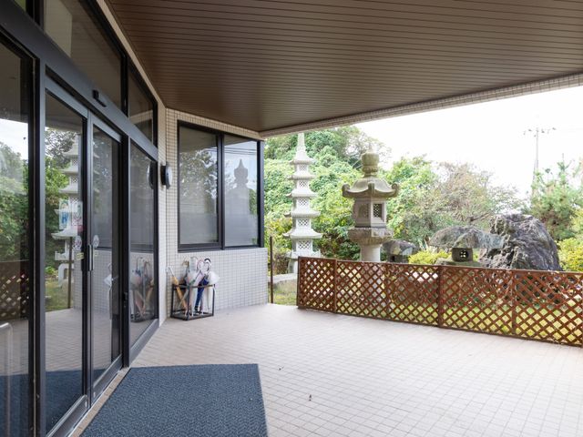 緑豊かな中庭の景色