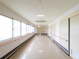 明るい廊下の一角
