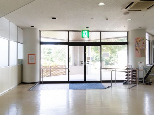 入口の自動扉のエントランス