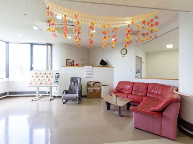 赤いソファのある休憩スペース