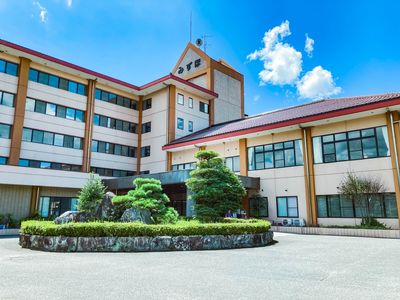 広いエントランスの建物