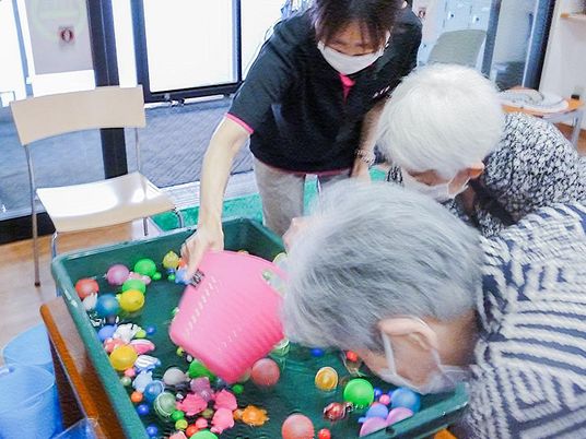 色とりどりのボール遊びをする室内  