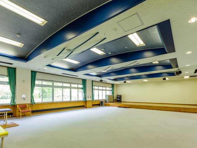 広々とした多目的室 多目的室 窓から自然光が差し込む広い多目的室です。様々な活動が行える機能的なスペースです。