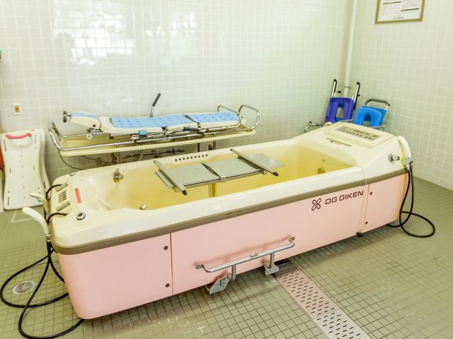ゆったりとしたバリアフリー浴室 浴室 広々とした安心設計の浴室です。リフト設備も整い、安全な入浴がサポートされています。