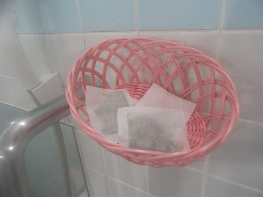 入浴用の茶こしがある浴室  