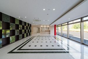 広々とした明るいエントランス