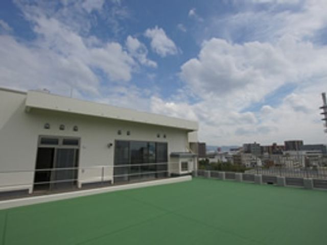 開放感ある屋上テラス テラス 開放的な屋上テラスからは、ゆったりとした時間を過ごしながら、周囲の景色をご覧いただけます。