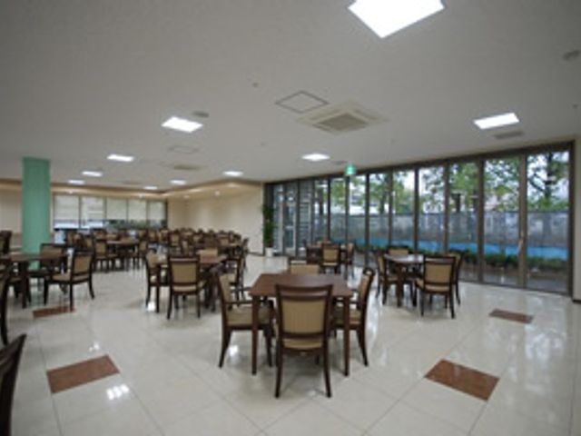 広々とした明るい食堂 食堂 ゆったりとした食堂では、落ち着いた雰囲気の中でお食事を楽しむことができます。大きな窓からは自然光が差し込みます。