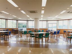 明るい食堂の様子