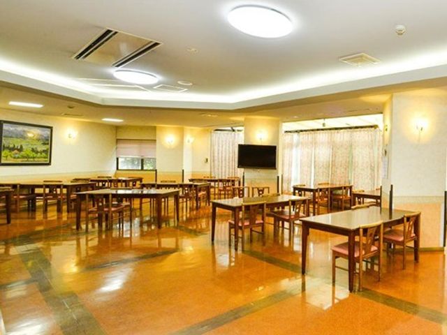 広々とした明るい食堂 リビング 複数のテーブルが配されたゆとりのある食堂です。共有することでゆったりとした食事の時間を過ごせる環境が整っております。