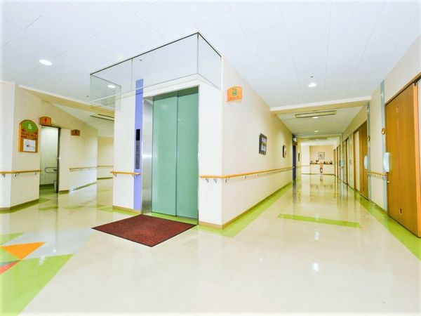 明るく清潔な廊下