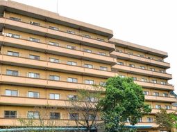 多階建ての明るい外観