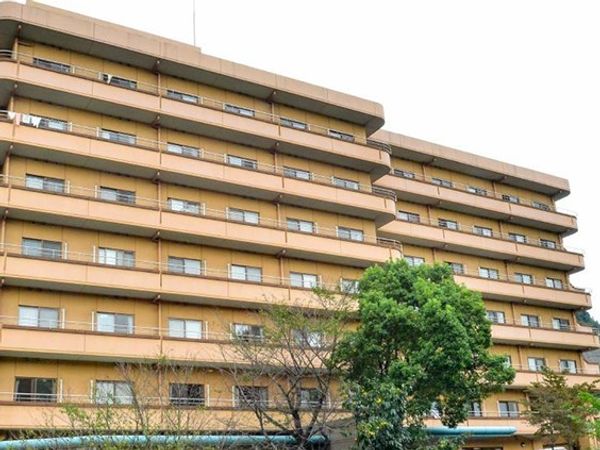 多階建ての明るい外観