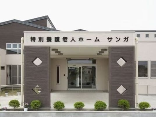 施設の正面玄関  